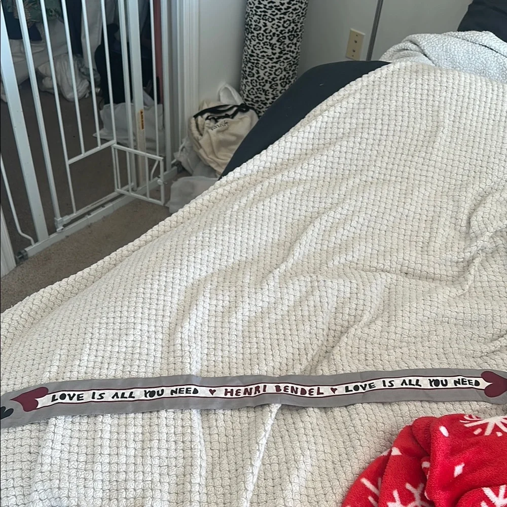 RARE - Henri Bendel Love Is All You Need Scarf - Picture 2 of 3